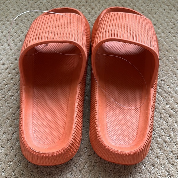 Cushioned Cloud Slippers Non-Slip Lightweight Thick Sole Sandals, Size 8.5W - Picture 3 of 6